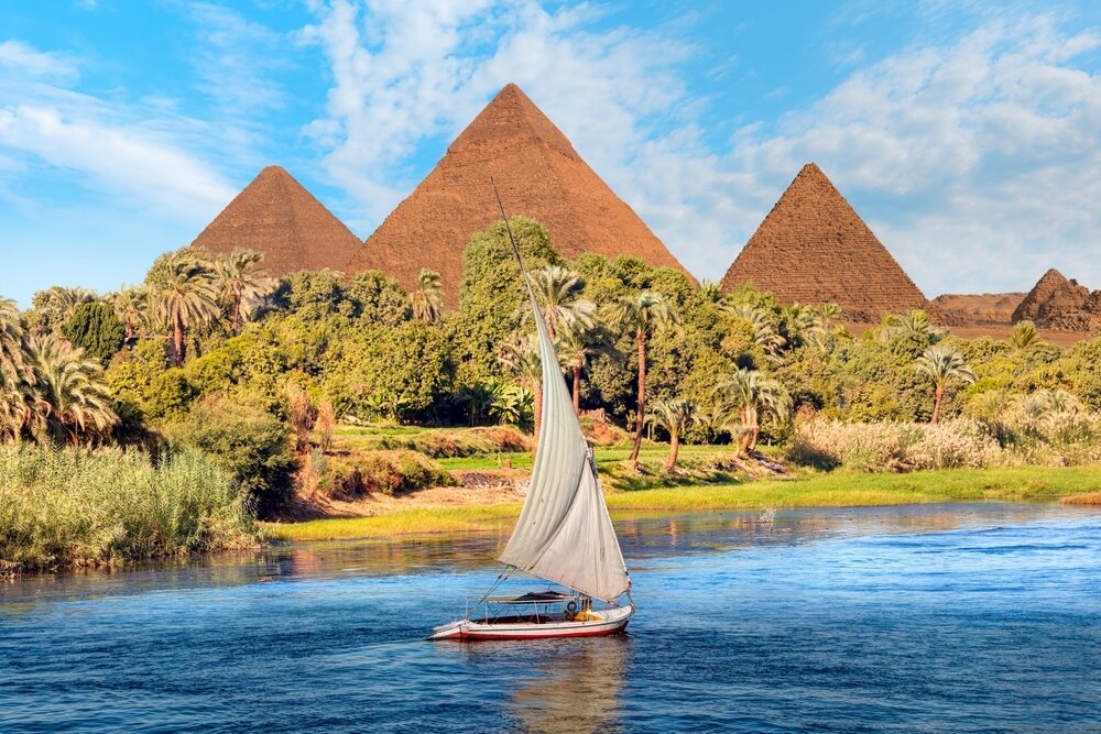 Великая пирамида и другие древние памятники в Гизе находятся на изолированном участке земли на краю пустыни Сахара.