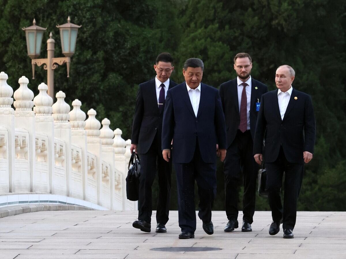    Президент России Владимир Путин и председатель КНР Си Цзиньпин во время неформального общения в правительственной резиденции "Чжуннаньхай© РИА Новости / POOL