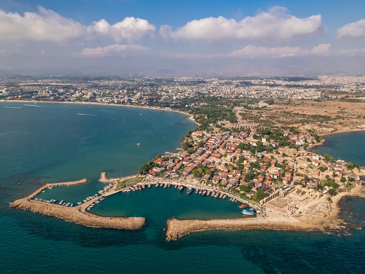 Турция города для отдыха на море. Сиде город. Турция с дрона.