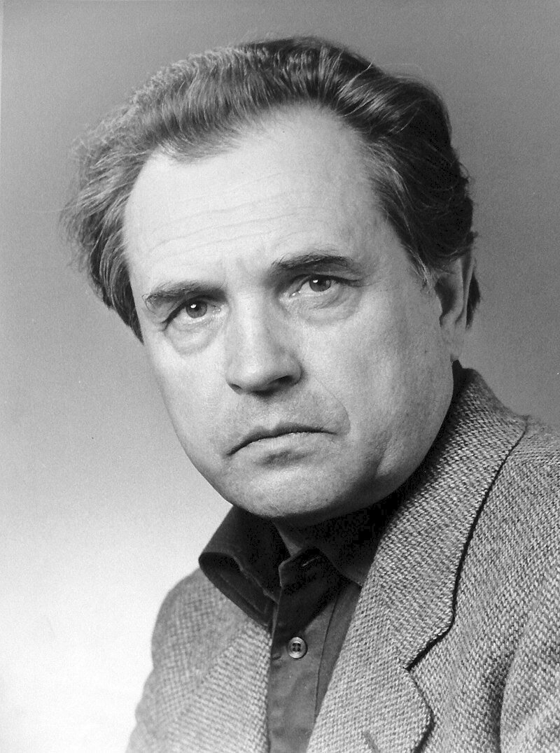 Александр Александрович Зиновьев (29 октября 1922, деревня Пахтино, Чухломской уезд, Костромская губерния — 10 мая 2006, Москва) — русский философ, писатель, социолог, публицист.