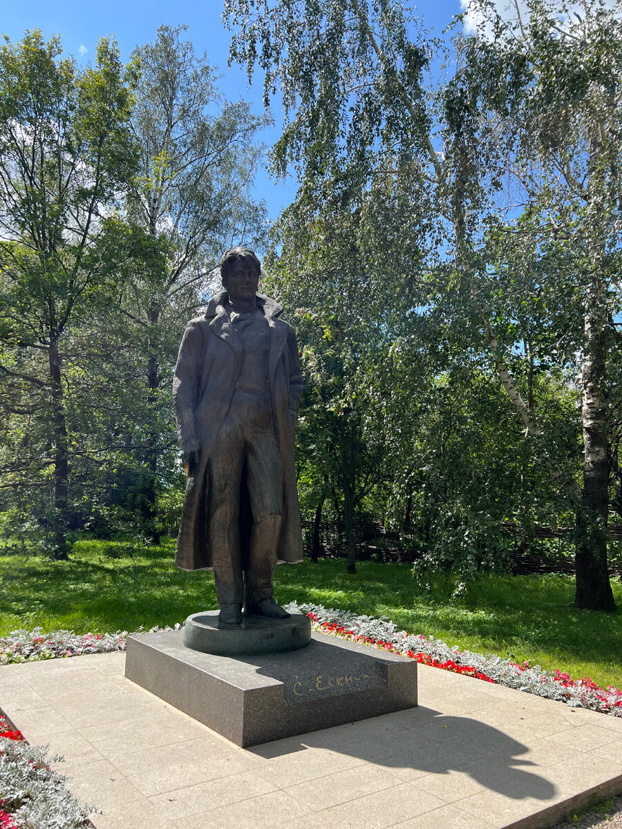 Памятник поэту на Родине 