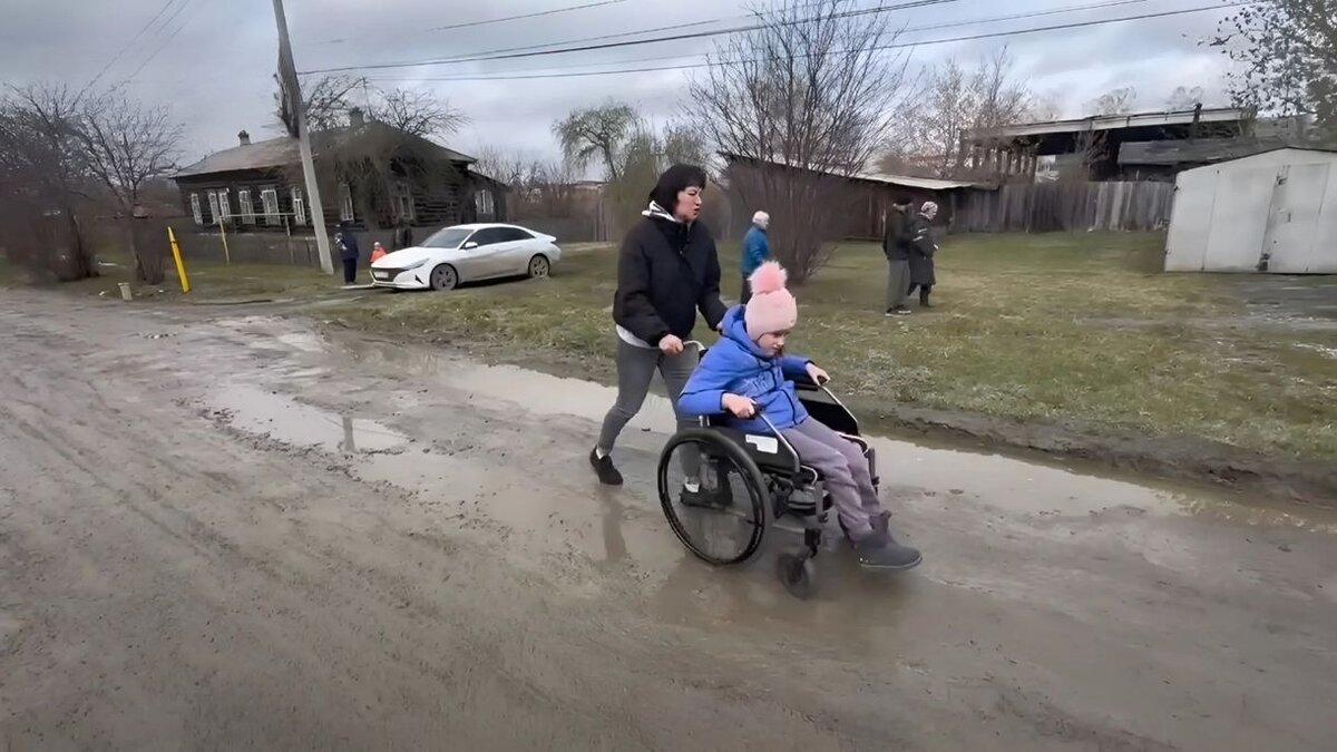 Ребёнок-инвалид в Свердловской области не может добраться до больницы и  школы | Добро.Журнал | Дзен