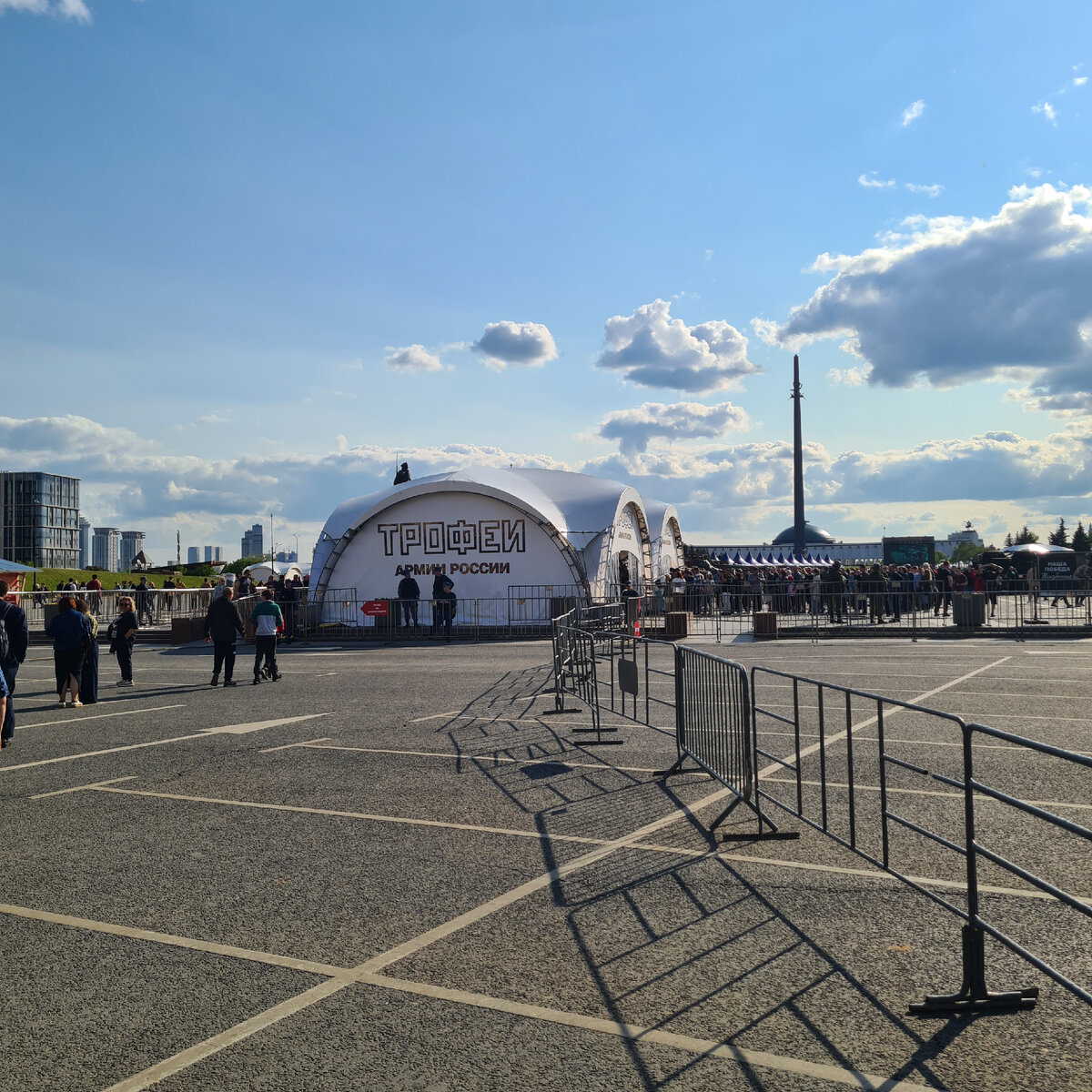 Вид на выставку "Трофеи армии России" при выходе из станции метро "Парк Победы"