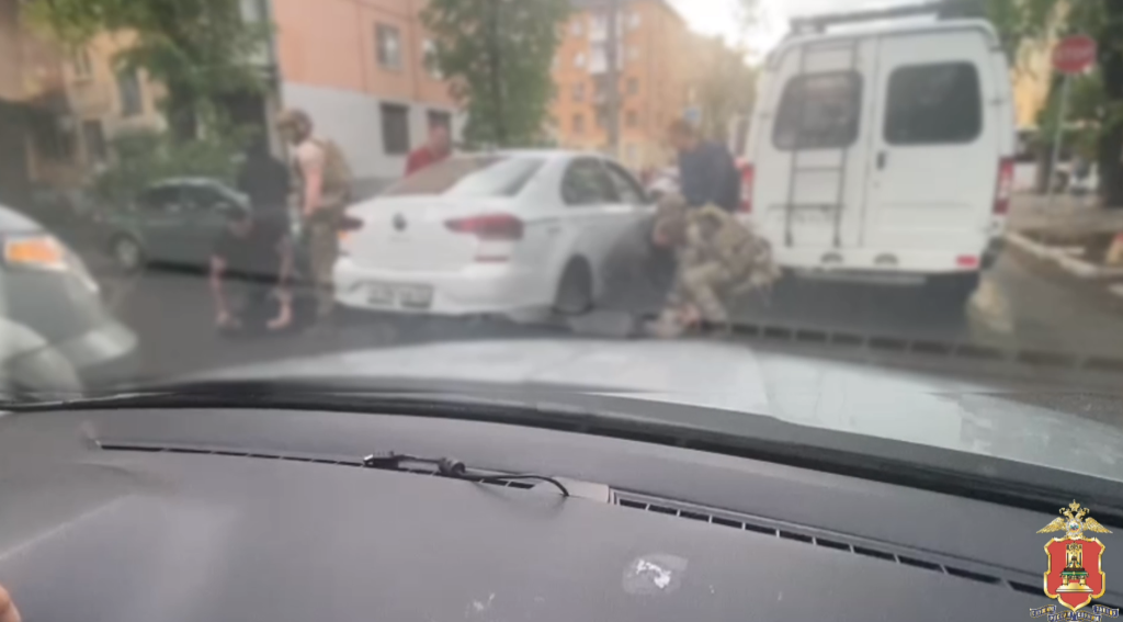 В Твери на улице Фадеева задержаны двое подозреваемых в незаконном обороте наркотиков