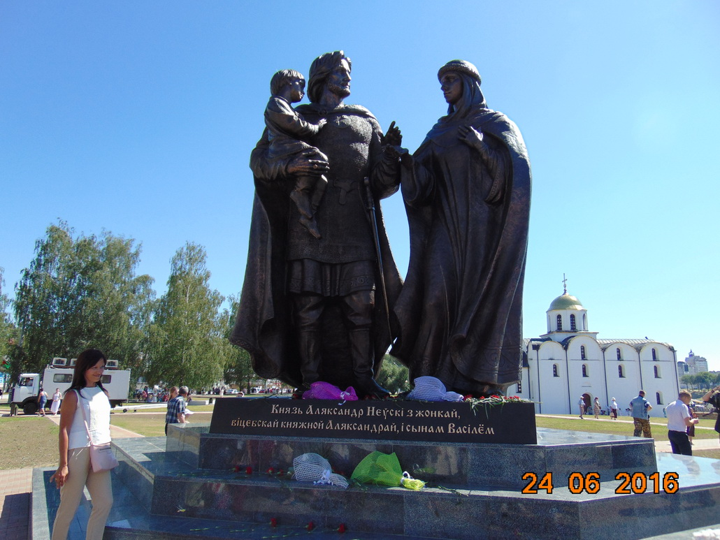 Памятник Александру Невскому с женой Александрой Брячиславной Полоцкой и сыном Василием в Витебске