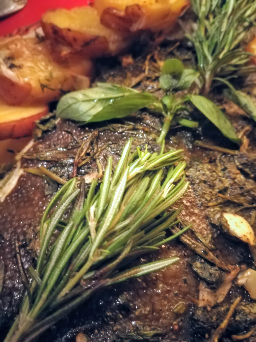 Камбала пятнистая с розмарином. Очень ароматно и 😋. Фото автора Гармоника