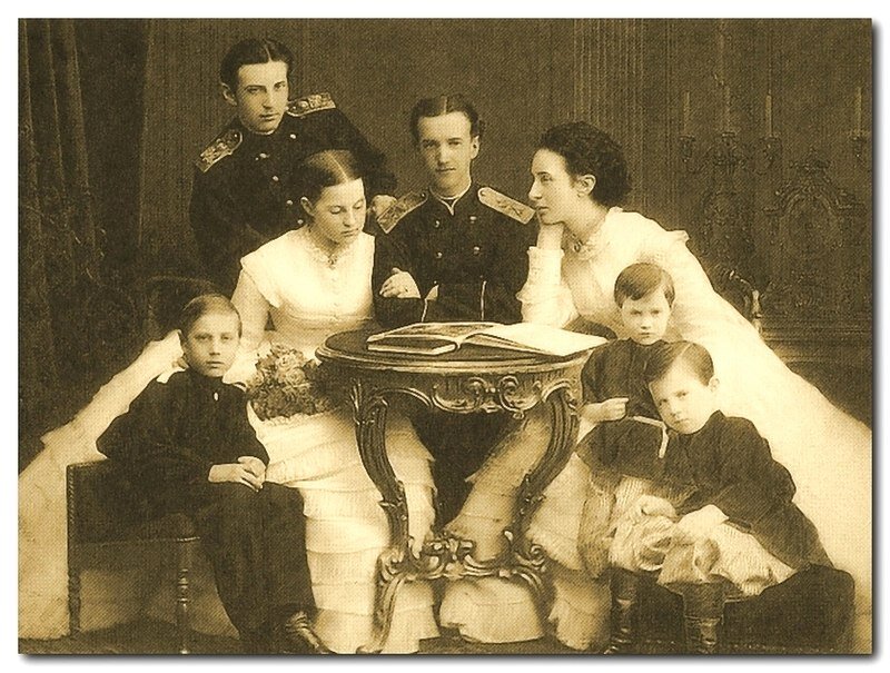 Николай Константинович в кругу родных. Слева направо сидят сестра Ольга и её жених Георг Греческий, мать — Александра Иосифовна. Нижний ряд: Великие князья Константин Константинович, Вячеслав Константинович и Дмитрий Константинович — младшие братья Николая Константиновича. 1867 год