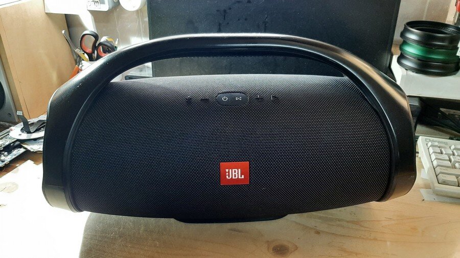 JBL Boombox, так и манит своими размерами. Обычно столько места на столе у меня занимает монитор или небольшой телевизор.