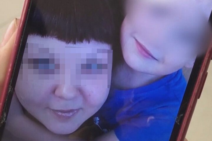 Камила со своим сыном. Телефон с фотографией держим ее мама