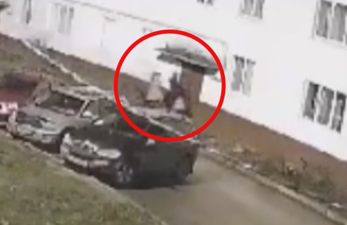 Момент, когда пара заходит в подъезд. По сути - посмертная запись с Камилой