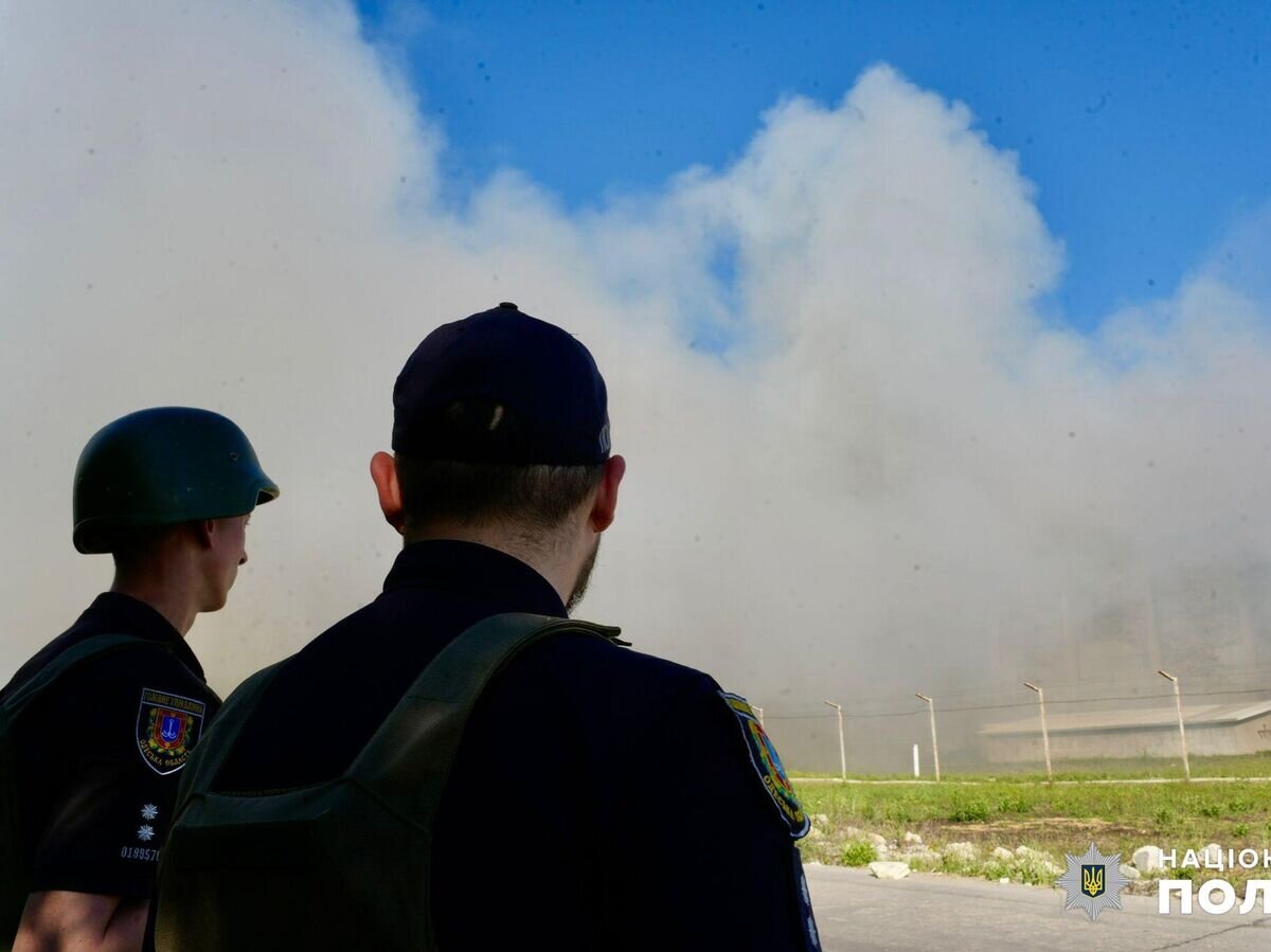    Сотрудники полиции на месте удара по порту в Одесской области© Фото : Национальная полиция Украины