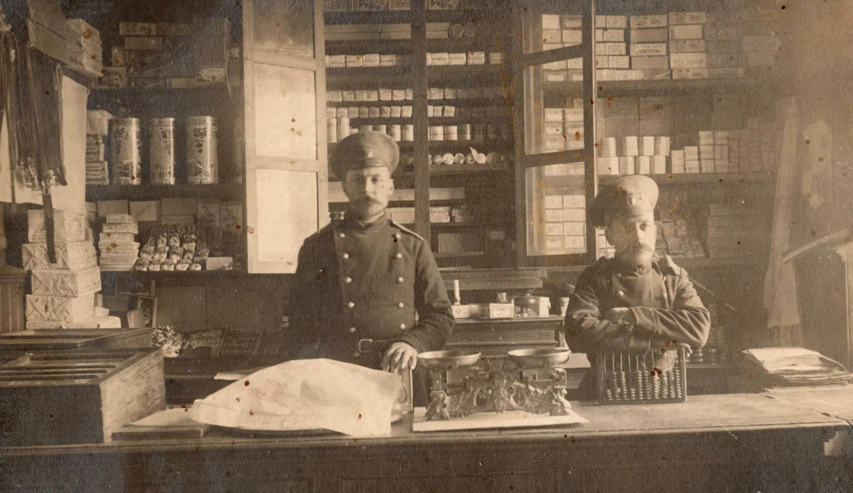 Фото: imghub.ru (Мы не уверены в источнике, но кажется это дореволюционный российский ломбард, а на фотографии изображены братья-владельцы этого самого ломбарда. А может это дореволюционная торговая лавка).