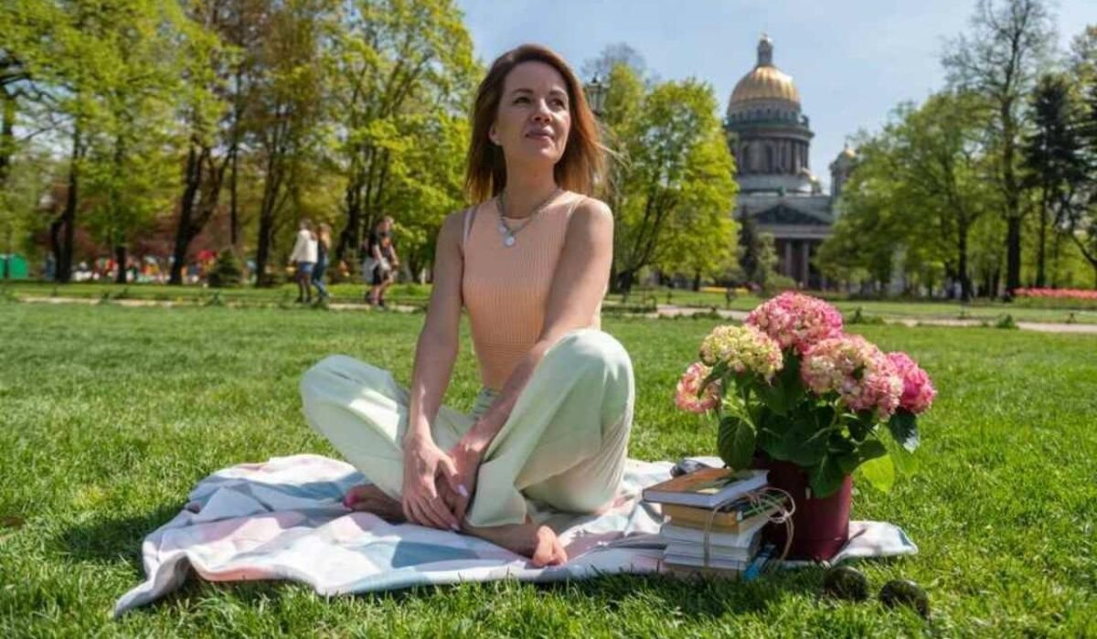     Девушка в парке Петербурга. Источник: spb.kp.ru Автор фото: Юлия Пыхалова