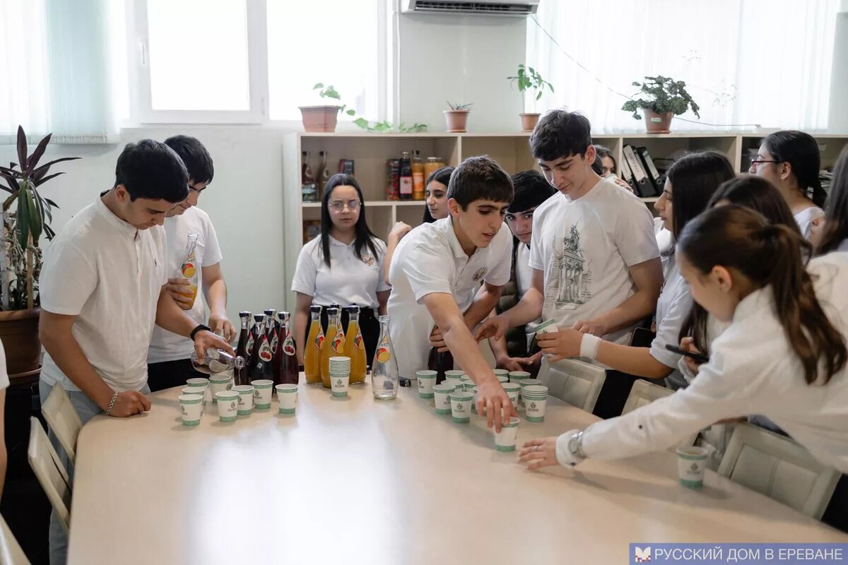 Участники агрошколы "Будущие лидеры села" дегустируют соки комбината "Арарат" © Photo : Русский дом в Ереване