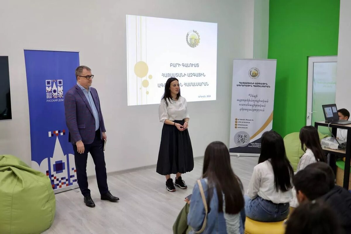 Руководитель Русского дома в Ереване Вадим Фефилов и представитель Аграрного Университета Армении беседуют с участниками агрошколы "Будущие лидеры села" © Photo : Русский дом в Ереване