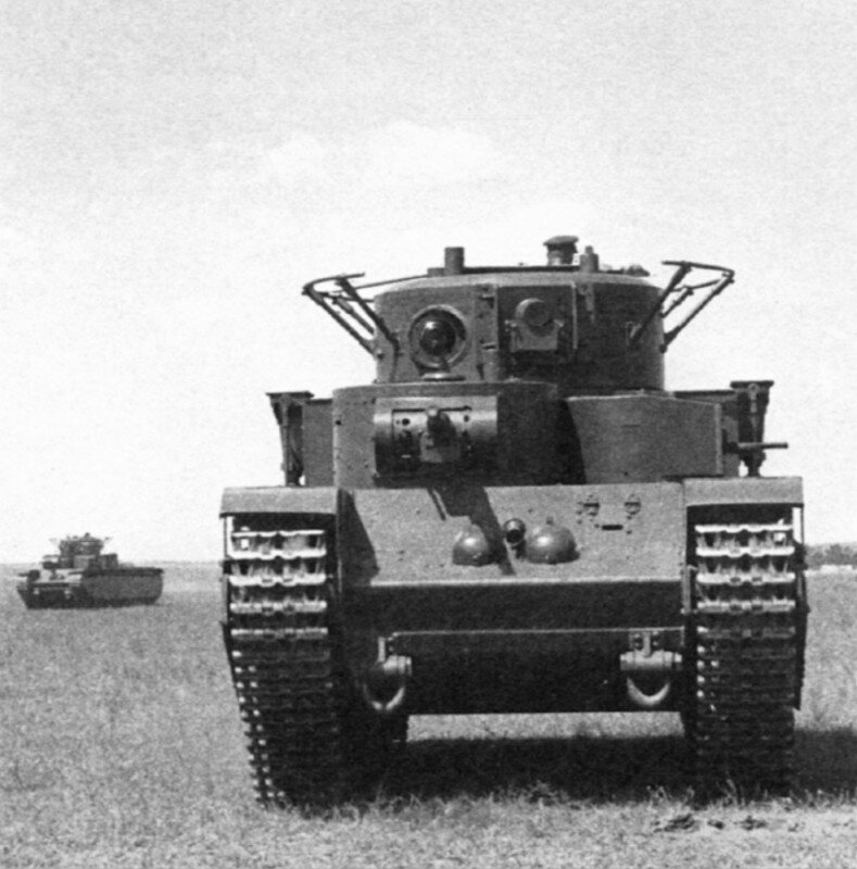 Тяжёлые танки Т-35 из состава 5-й тяжёлой танковой бригады Харьковского военного округа во время учений в районе Харькова, 1936 год.