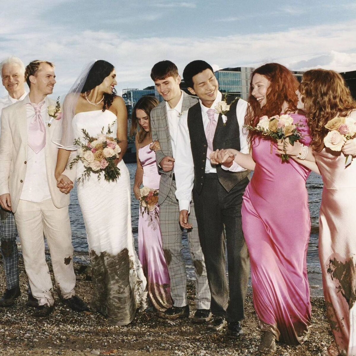 Нет-какой галантный кавалер!!А глаз-то как горит!!А???