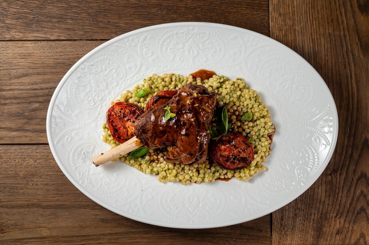 Томлёная голень ягнёнка с пастой птитим в ресторане Бистро de Torino