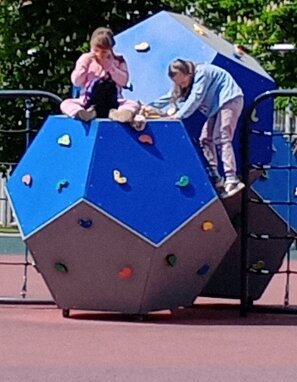 Фото автора,те самые девки несносные))))