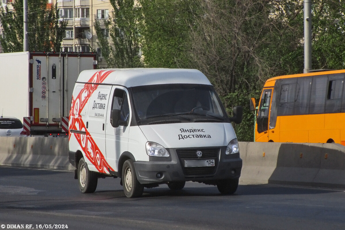 ГАЗ-275200, 2011 года выпуска. Повторители сигнала поворота установлены на зеркалах.  