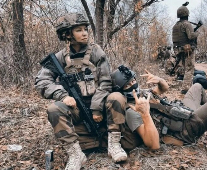 FRONTKRIGER: Sandra Andersen Eira i felt i Ukraina. Foto: Privat.