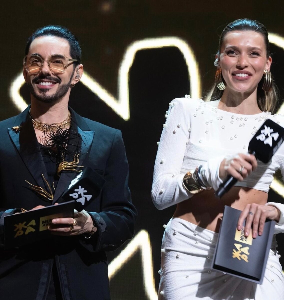 Рыжая Анна Asti и Бузова с прессом: Как прошла премия «Жара Music Awards» |  RuNews24.ru | Дзен