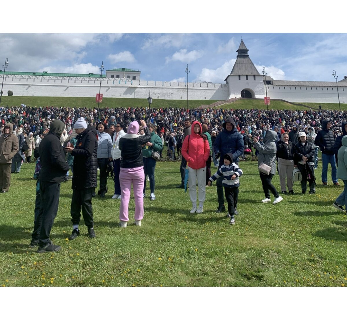 Флаги, Парад и Почет: Празднование Победы у Кремля в Казани ...