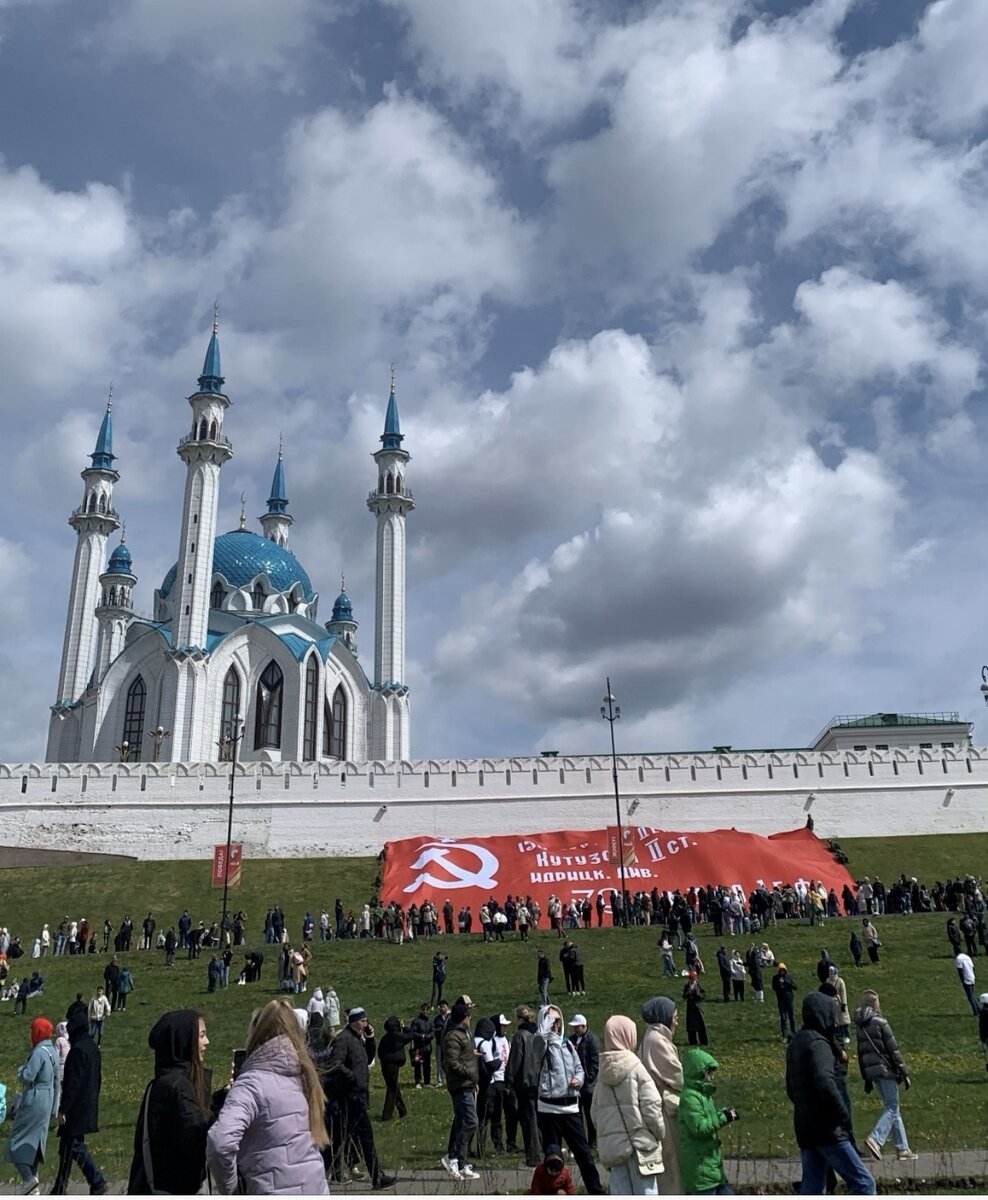 Флаги, Парад и Почет: Празднование Победы у Кремля в Казани |  ~internacional~ | Дзен