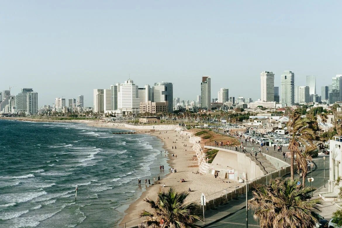 Тель-Авив — молодой, колоритный и свободный курорт Израиля. Городские пляжи везде ухоженные, с чистым песком, раздевалками и душем. Город расположен на 5 м выше уровня моря, поэтому для спуска к пляжам оборудованы лестницы. Источник: unsplash.com