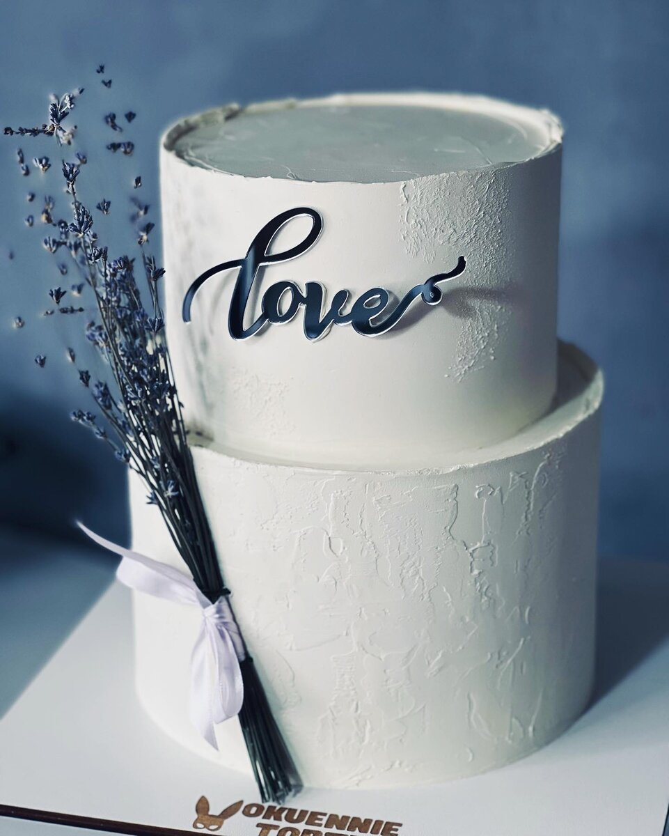 😍
Лайков красавчику❤️

Боже,он невероятный😍
Вот какие торты мне по душе🥰
Вот где душенька моя поет🤗
Минимализм,но какой стильный и шикарный🔥

Этот торт полностью доверили мне😱
Обычно свадебные торты обсуждаются вдоль и поперёк,но в этот раз доверили декор мне🙈Я не знала ни стиля,ни тона свадьбы,ровным счетом не знала ничего🙈

И знаете что?
Я угадала и угодила😱
Вот как мне удается так чувствовать людей?Это мне неизвестно🙈

А еще этот торт с сюрпризом,с каким пока не расскажу,дождусь репортажа с места событий🤗И да,этот красавчик еще стоит у меня в холодильнике,а я просто не удержалась🙈И да,это вторая публикация за сегодня😂А кто мне запретит?)

Поддержите лайком❤️
И расскажите как вам тортик?
Как вам такого плана дизайн?