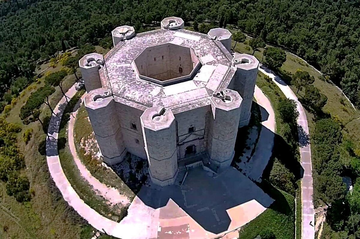 Источник фото dortravel.it.     Замок Кастель-дель–Монте. Италия. Что это на самом деле, кто, когда и зачем это построил неведомо. И понятно, что к категории замков это сооружение никакого отношения не имеет.