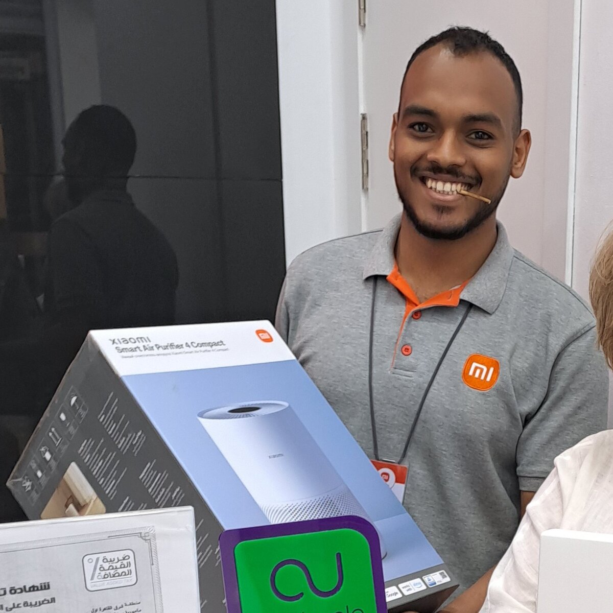 Вот он, этот прекрасный добрый продавец. С красивой улыбкой. И моим фильтром в руках. 