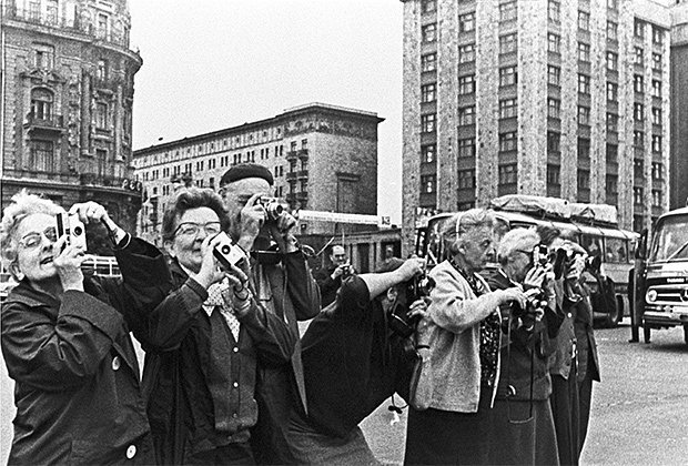    Туристы из ФРГ на Манежной площади в Москве. Фото: Яков Берлинер / РИА Новости