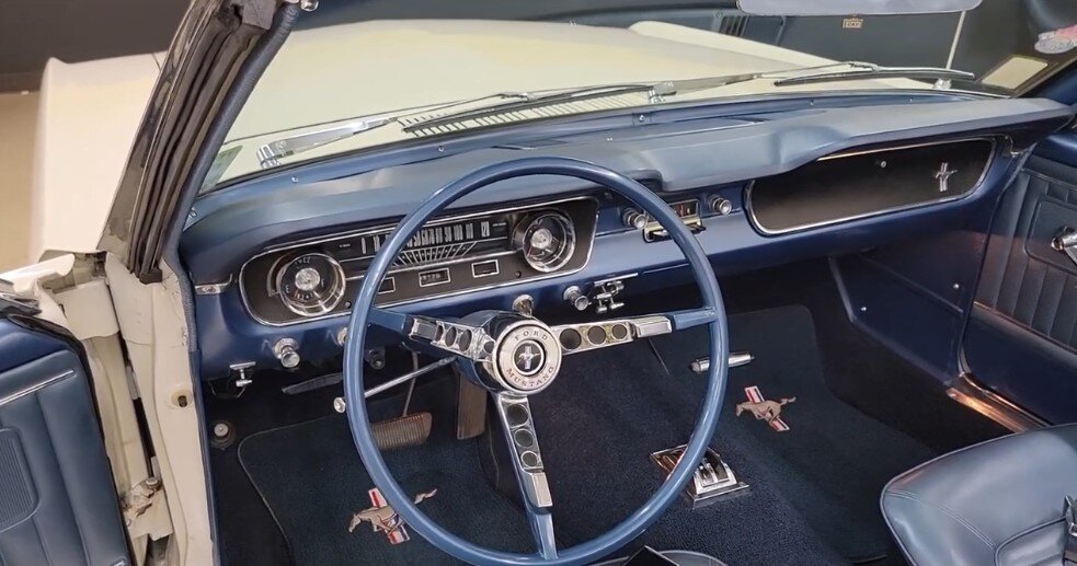 Внутри синий салон и кожаные кресла 