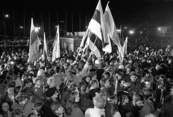    Митинг в центре Вильнюса в поддержку Учредительного съезда общественно-политической организации «Саюдис», возглавившей в 1988-1990 гг. процесс выхода (отделения) Литовской ССР из состава СССР