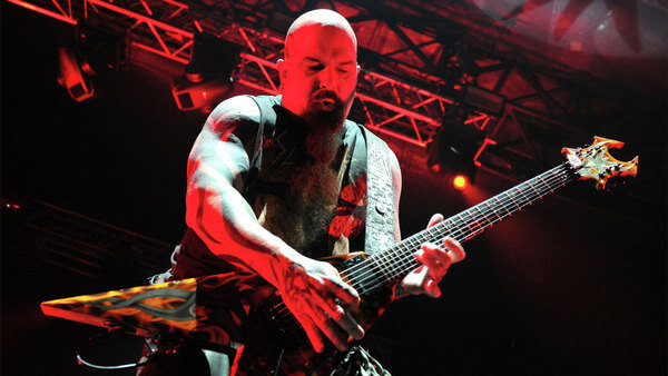 Альбом рок - проекта Kerry King "From Hell I Rise" очень похож на творчество группы Slayer. Это вовсе не делает пластинку плохой. Керри Кинг остаётся верным своему видению музыки. При этом, в своём сольном творчестве рокер более склонен к мелодичности и не боится проводить эксперименты