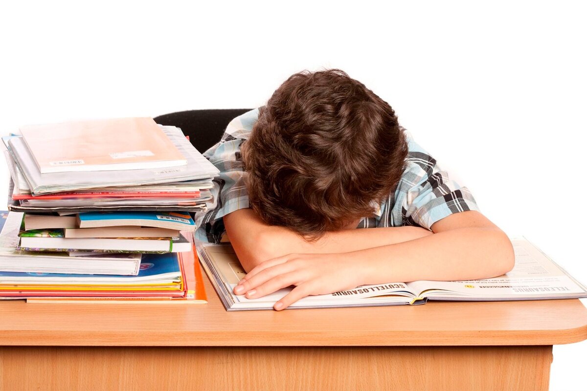 Угрюмый школьник. Дети на уроке. Современный человек. Студент готовится к экзамену. Подростки на экзамене.