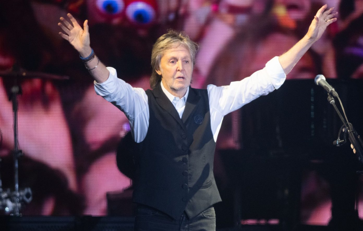 Пол Маккартни выступает на сцене Pyramid Stage во время четвертого дня фестиваля Гластонбери. Фото: Samir Hussein/WireImage/Getty