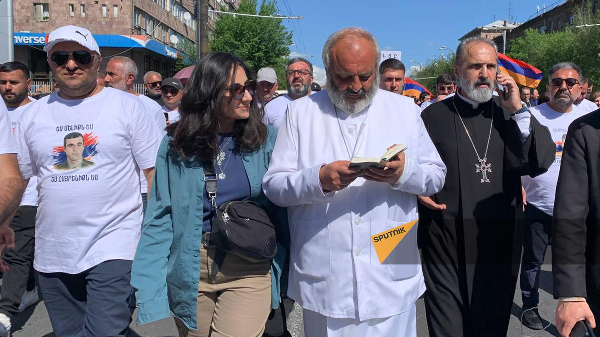     Армянство – это одно из направлений в христианской религии.  Сразу оговоримся: армянство не имеет отношения к названию этноса. Но армянство эта религия хайского народа.-5