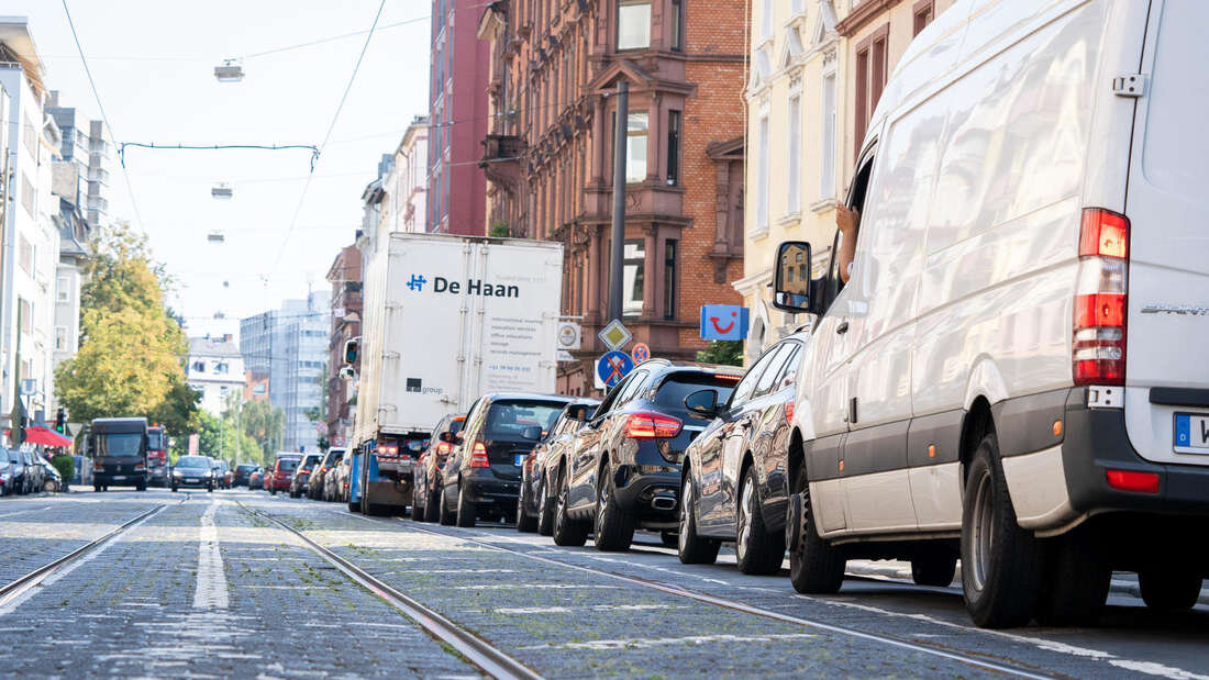 Согласно опросу Forsa, немецкой компании-лидера в сфере исследований рынка и общественного мнения, дорожная ситуация во Франкфурте, входящем в десятку самых крупных городов Германии, "отвратительна для водителей"