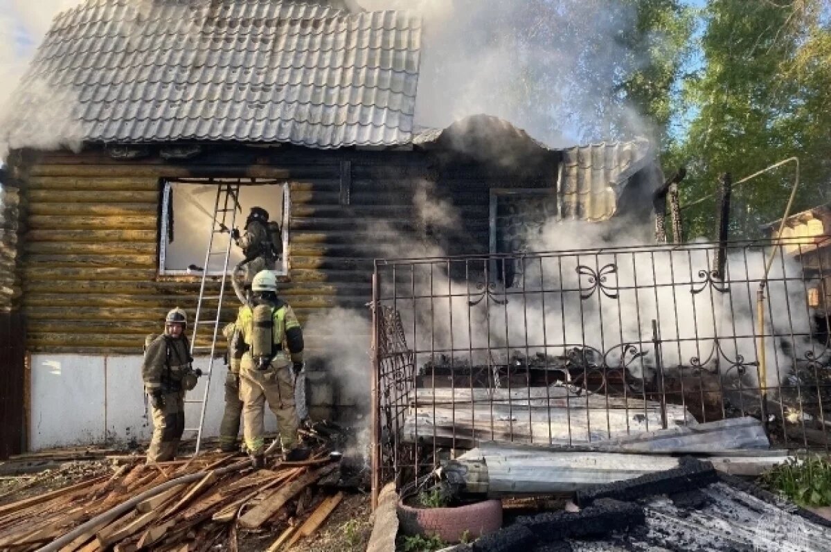 Два человека пострадали при пожаре в частном доме в Барнауле | АиФ–Барнаул  | Дзен