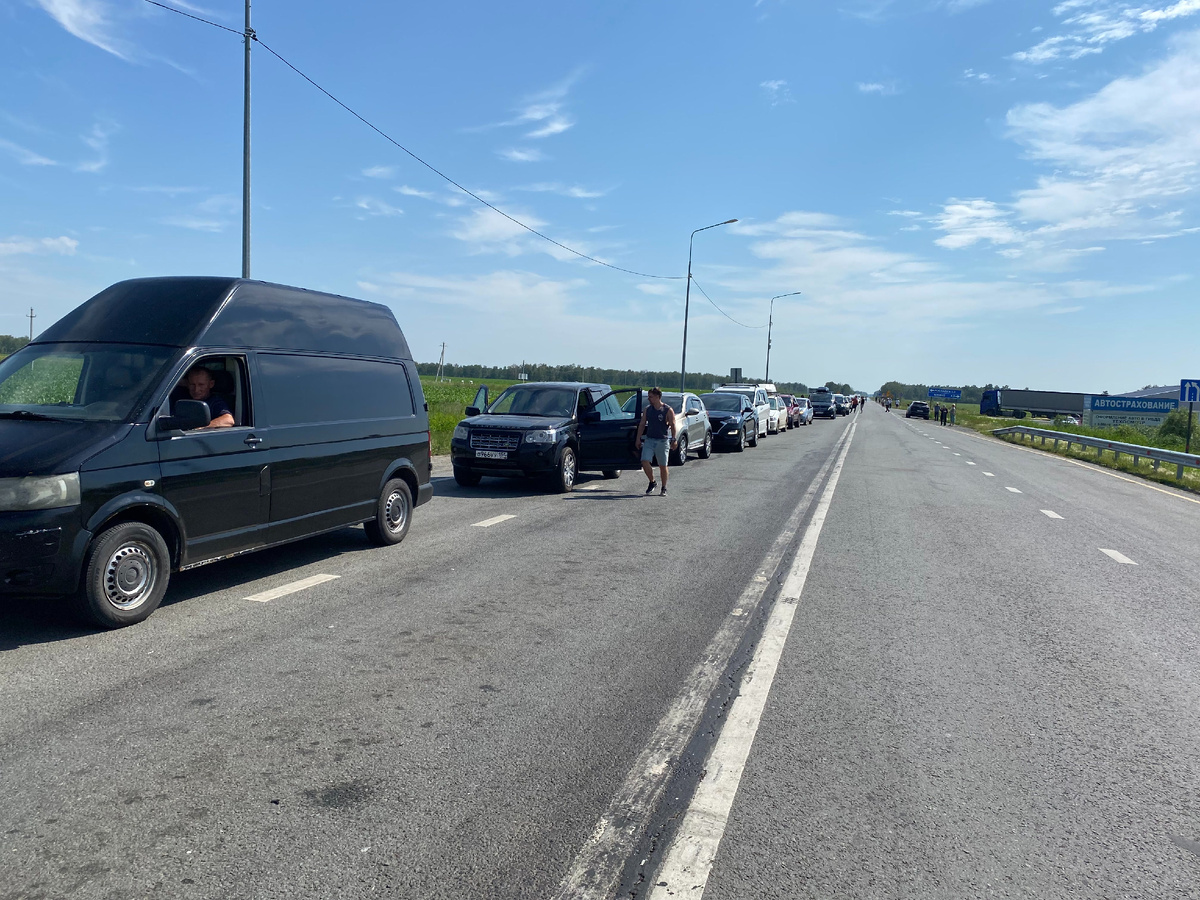 Большое количество машин на границе РФ