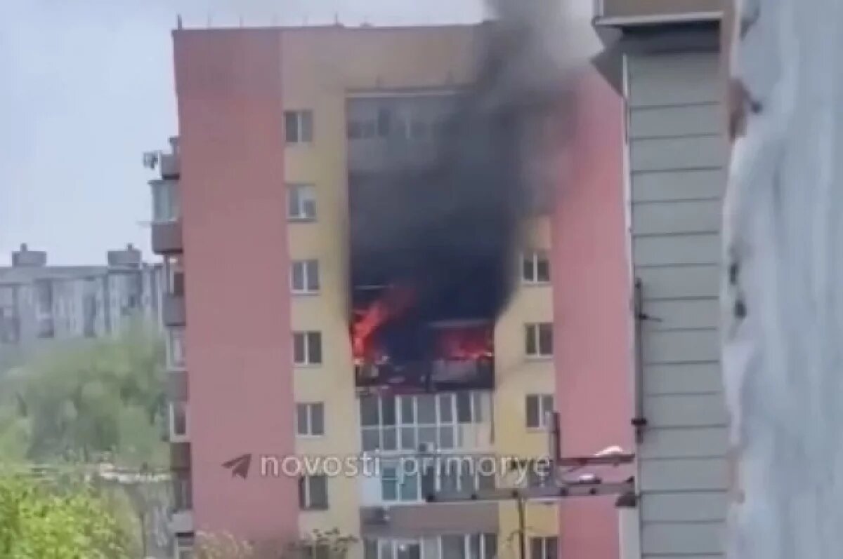    Во Владивостоке мощный пожар охватил сразу несколько балконов в многоэтажке