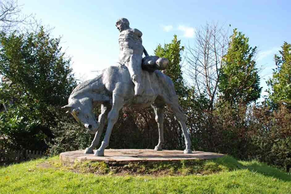 Статуя в Харлехе, изображающая короля Брана, несущего тело своего племянника Гверна, как рассказывается в Мабиногионе