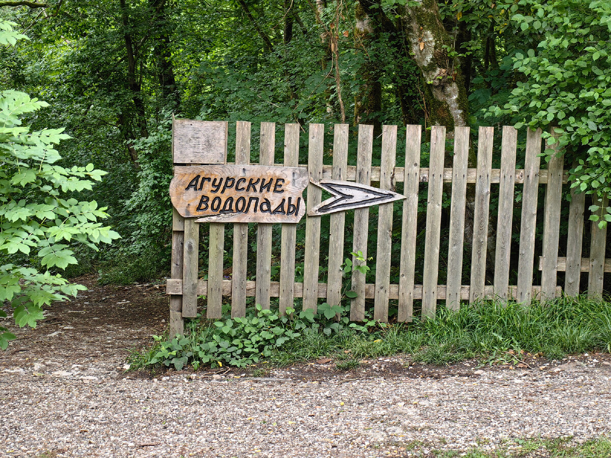 Дорога от стоянки такси до касс не слишком хорошо обозначена на земле, но есть импровизированные указатели