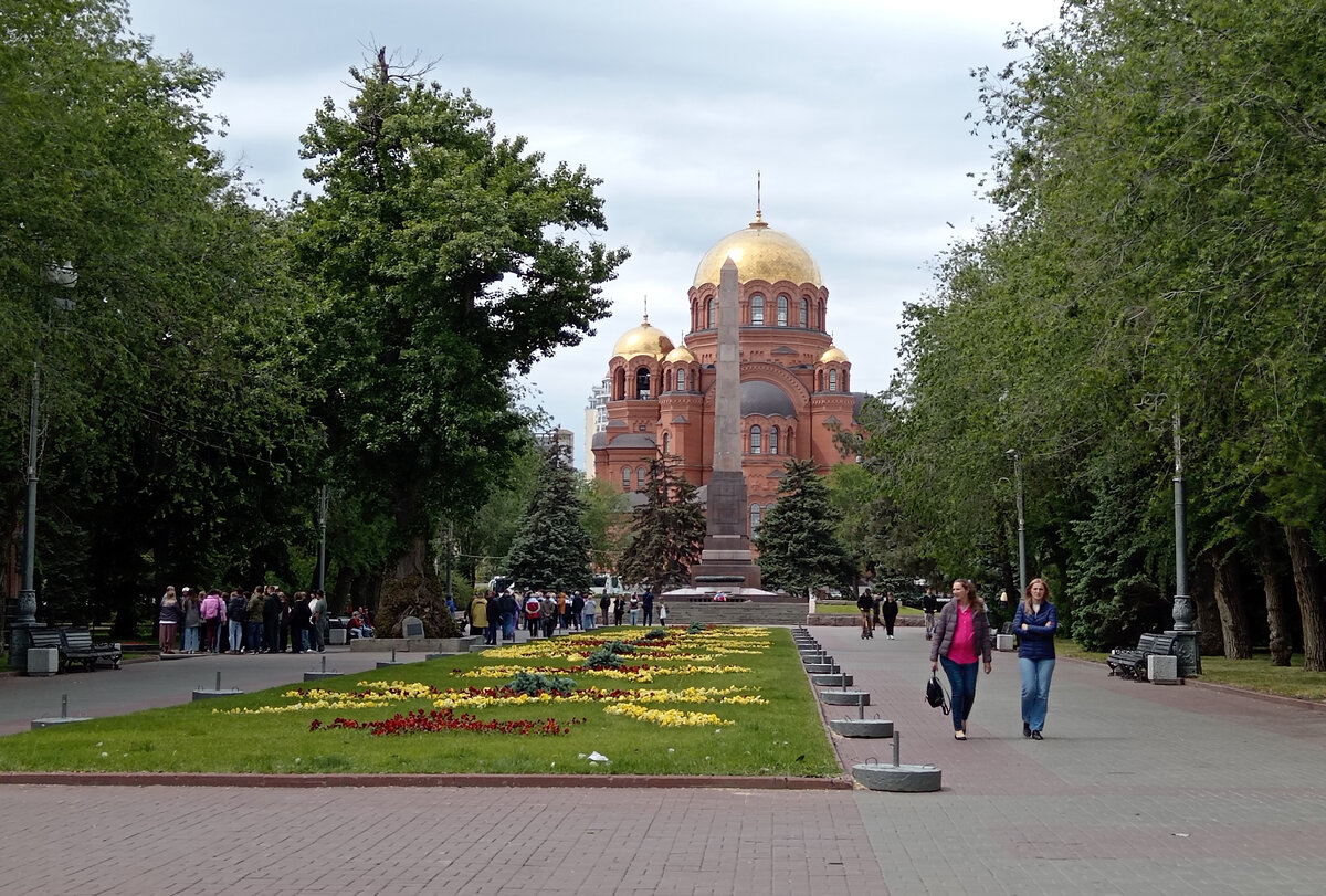 Волгоград. Бежать можно по дорожкам справа или слева от центральной аллеи. Фото автора от 15-го мая 2024. 