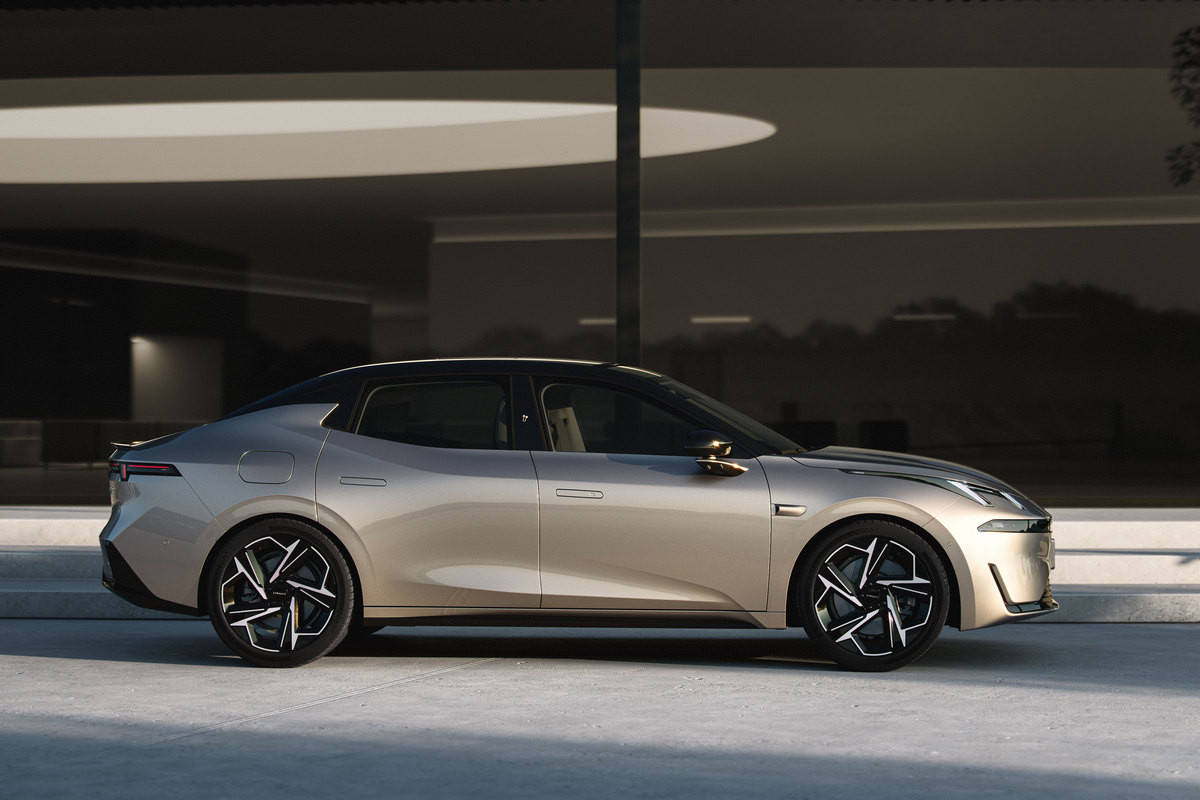 Маленький дорожный просвет 138 мм следует учитывать при переезде дорожных препятствий (этот параметр указан без нагрузки) 