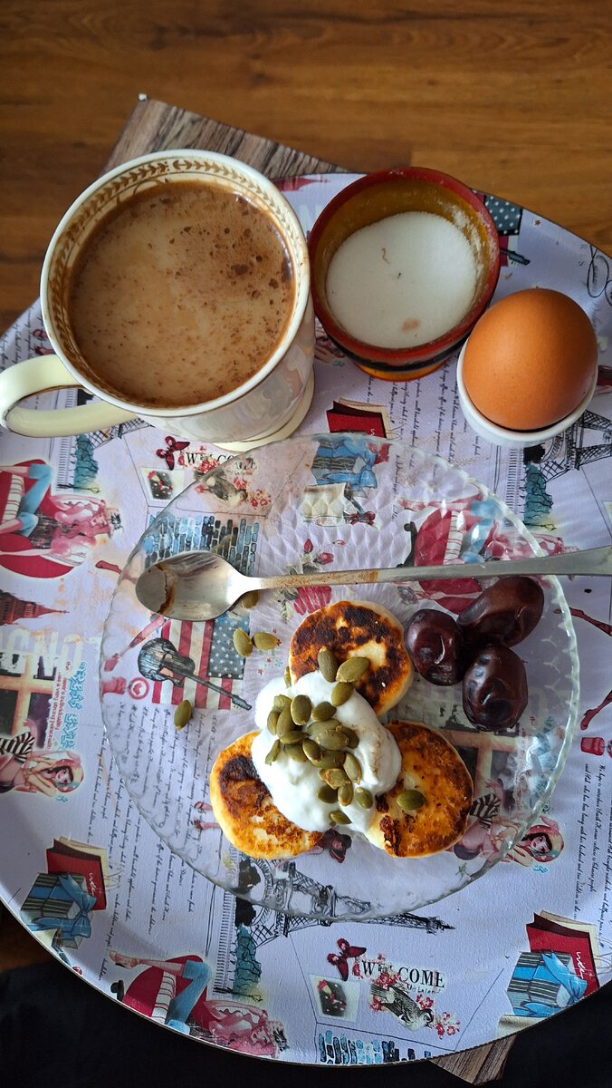 На завтрак были сырники с йогуртом, финики и яйцо