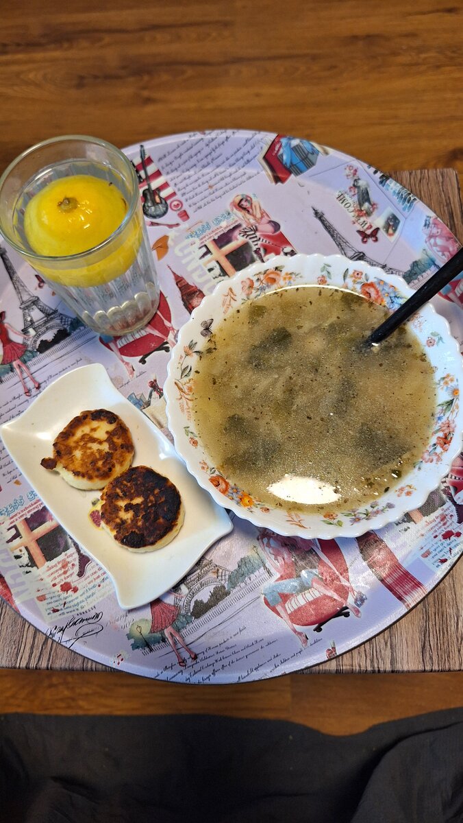 Супчик щи с шпинатом на куриное бульоне и сырники