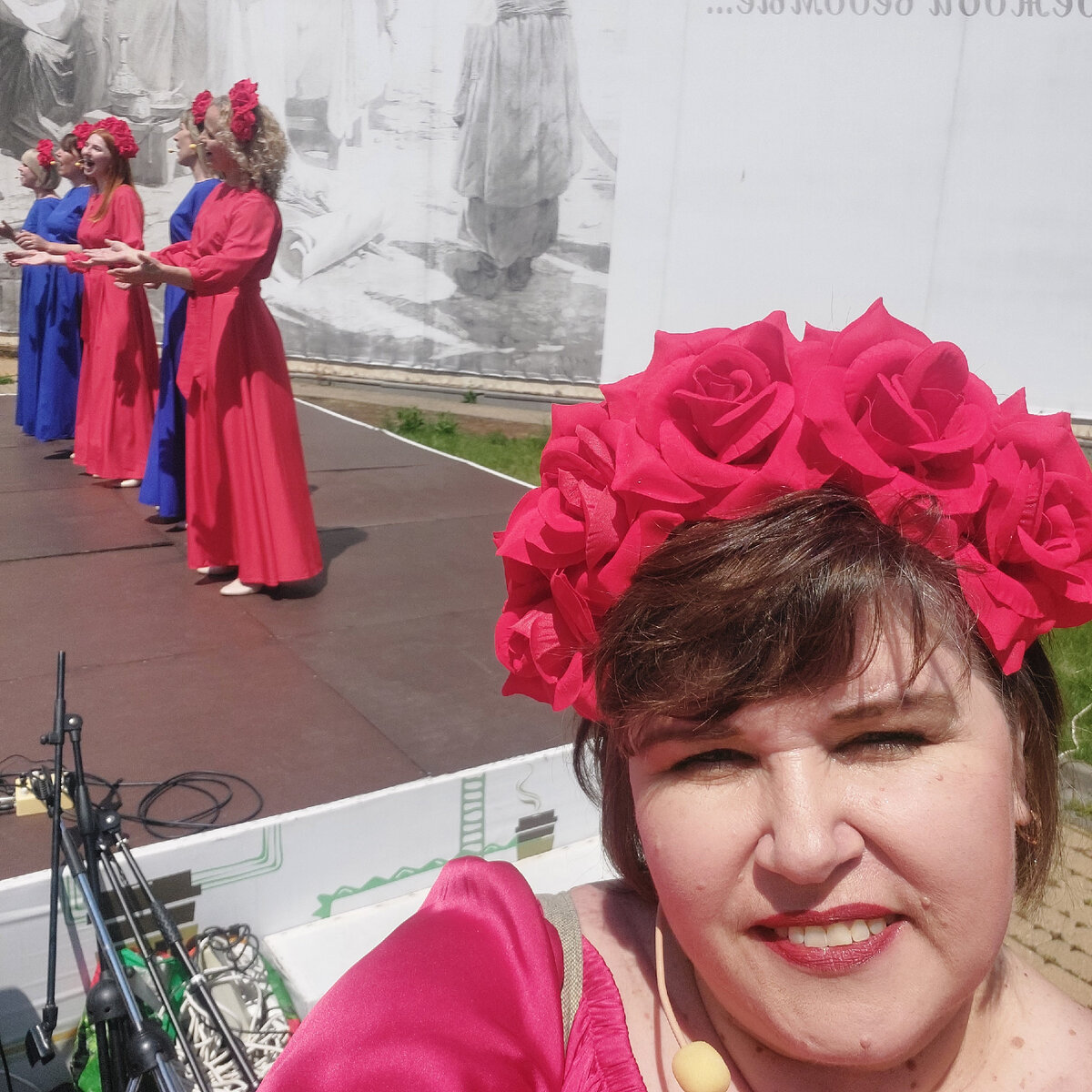 Это автор готовится на сцену выйти